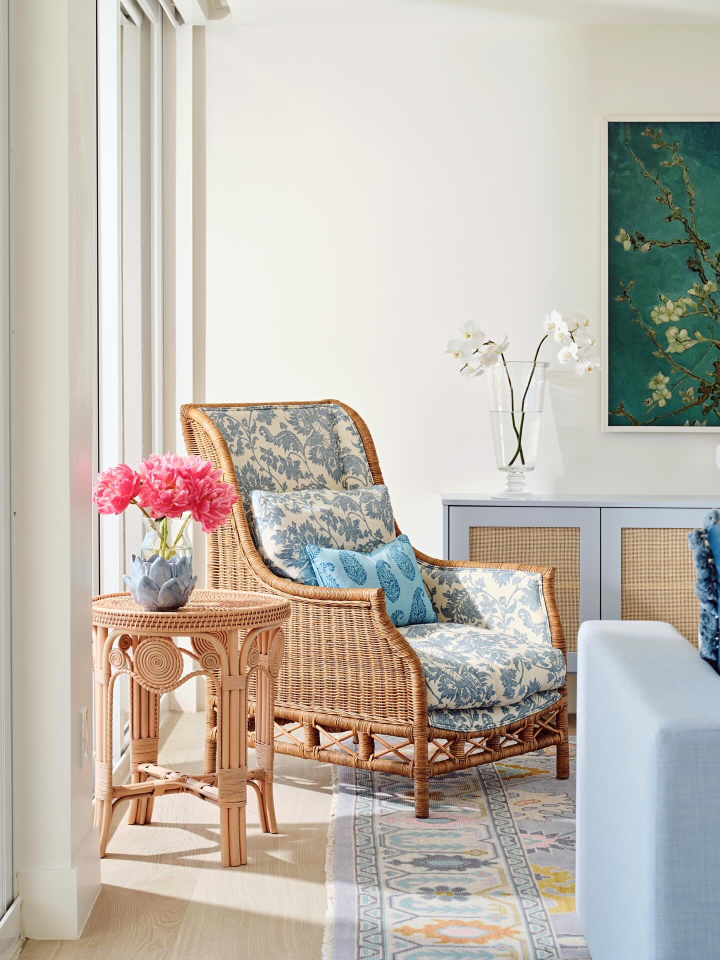 A cozy spot for coffee and a great book in our PB renovation!
&bull;
Designer: @whitandwell.interiors 
Photographer: @dancutronaphoto 
&bull;
#palmbeachdesign #palmbeachdecor #coastallivingroom #coastalliving #palmbeachdesigner