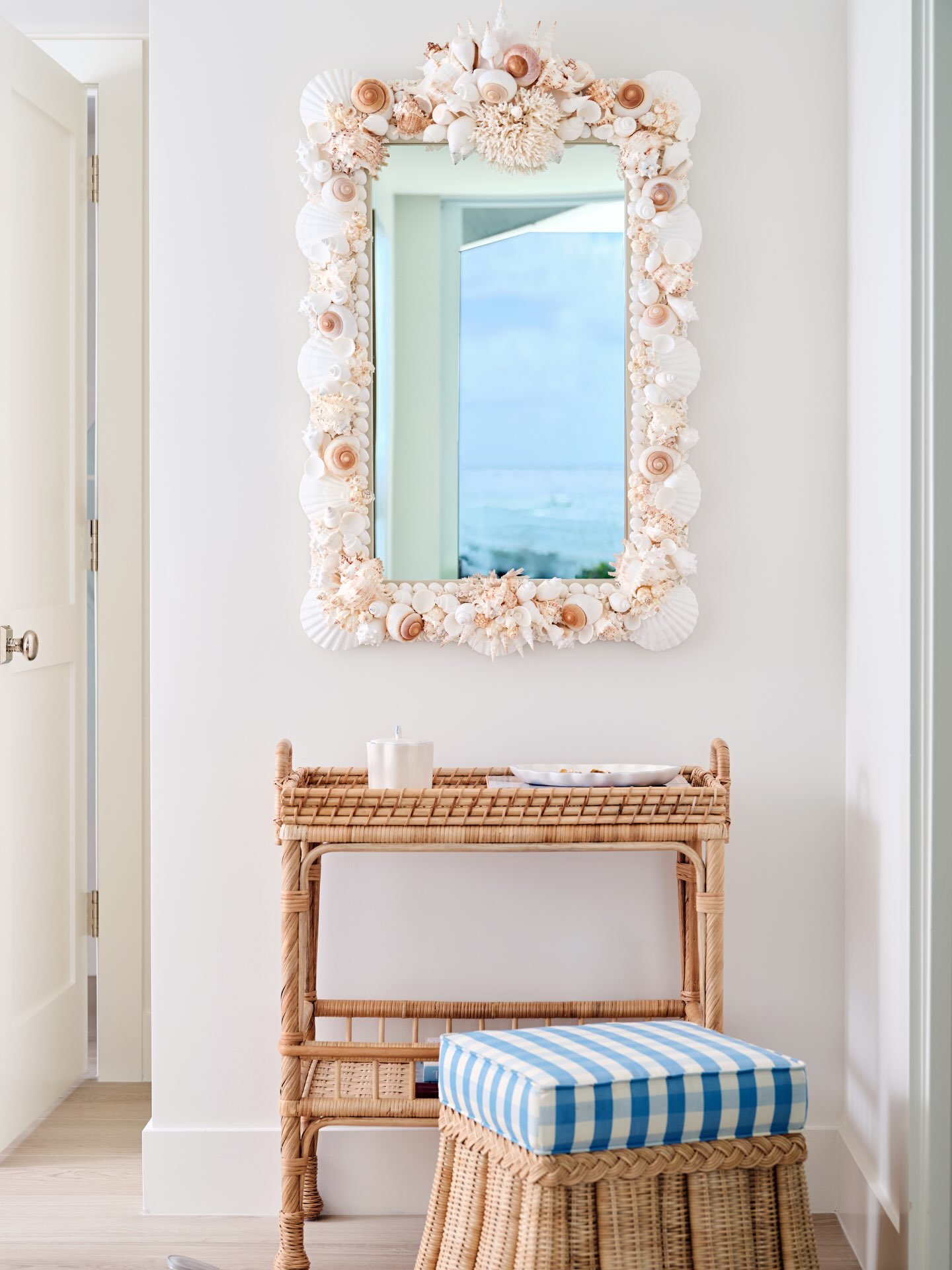 A moment for this mirror please! Shell perfection!
&bull;
Interior design: @whitandwell.interiors 
Photography: @dancutronaphoto 
#shellmirror #oldflorida #coastalhomedecor #coastaldecor #coastaldesign