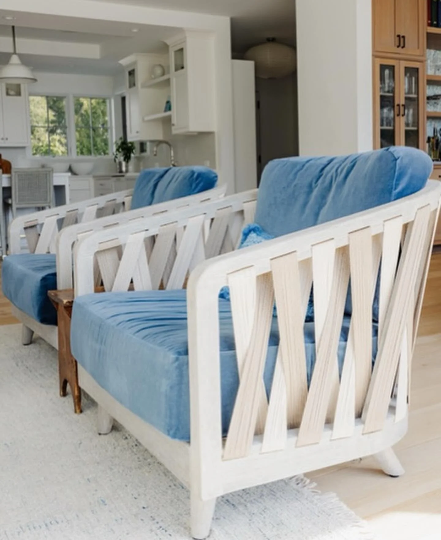 We love adding textured layers to our projects. From rich velvet fabrics and patterned pillows to these gorgeous woven and wooden chairs! Texture adds personality and warmth to your home.
&bull;
Interior Design: @whitandwell.interiors 
Photography: @
