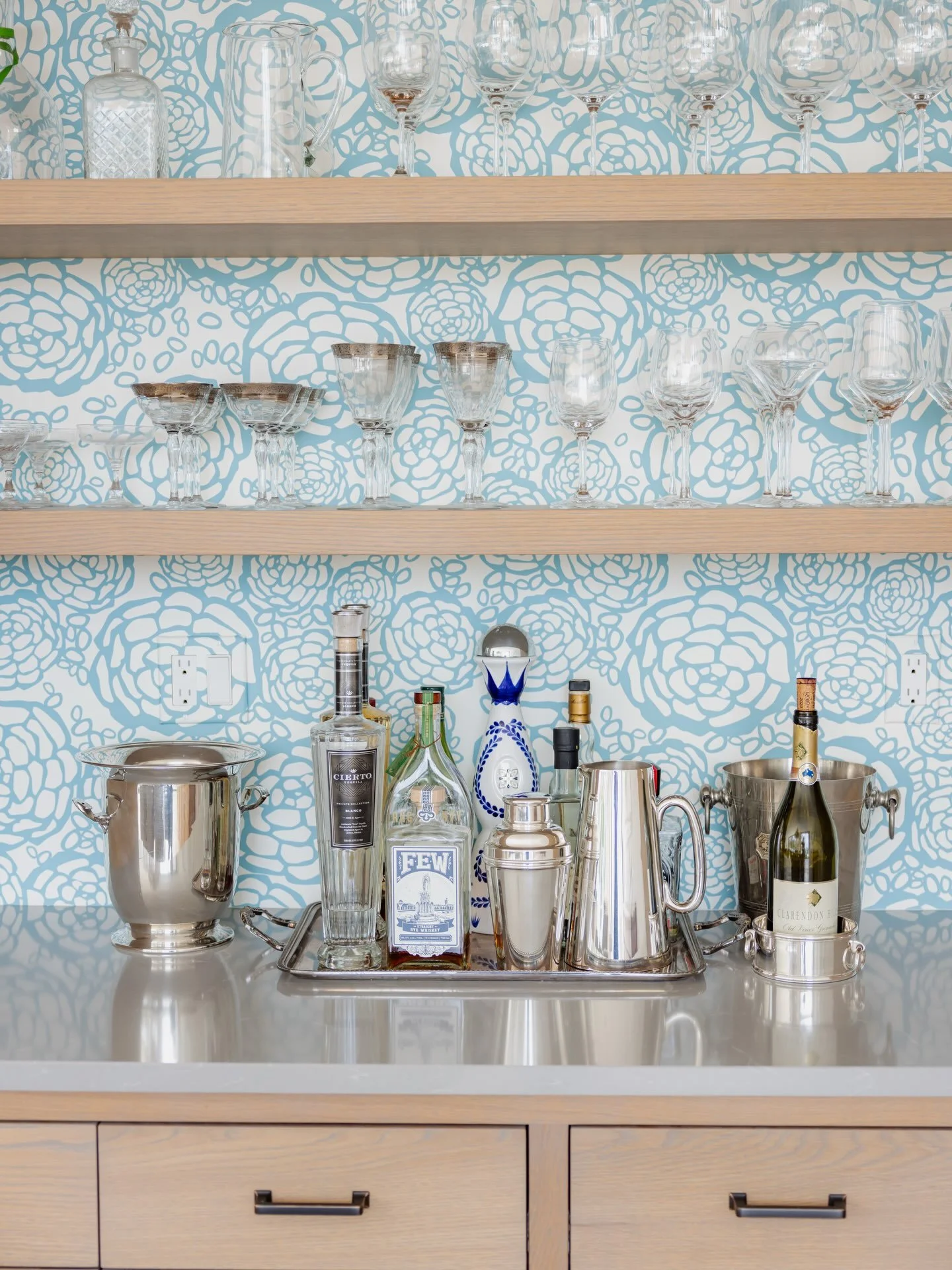 Cheers to spaces that make you want to stay a little longer!
&bull;
Interior Design: @whitandwell.interiors 
Photographer: @abbycolephotography
&bull;
#ctdesign #coastalhomedecor #coastaldesign #transitionaldesign #bardesign