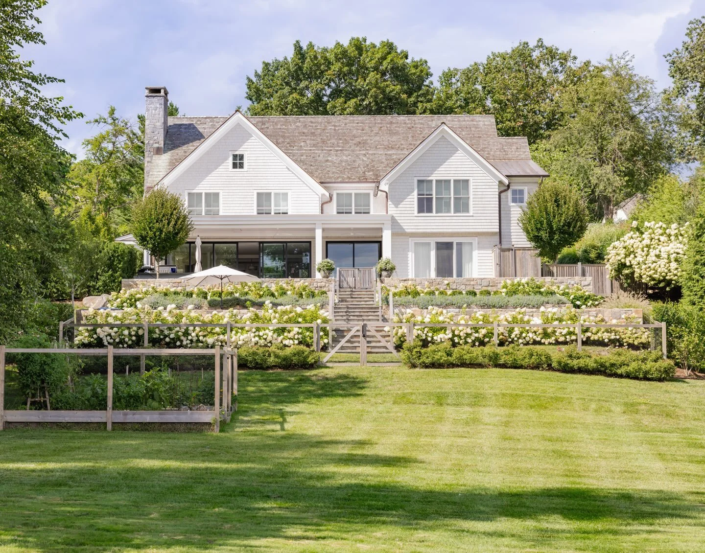 Happy summer - long days, warm evenings and flowers everywhere!
&bull;
Gorgeous photography by: @abbycolephotography 
&bull;
#ctdesign #ctinteriordesigner #cthomedesign #ctlifestyle #ctliving