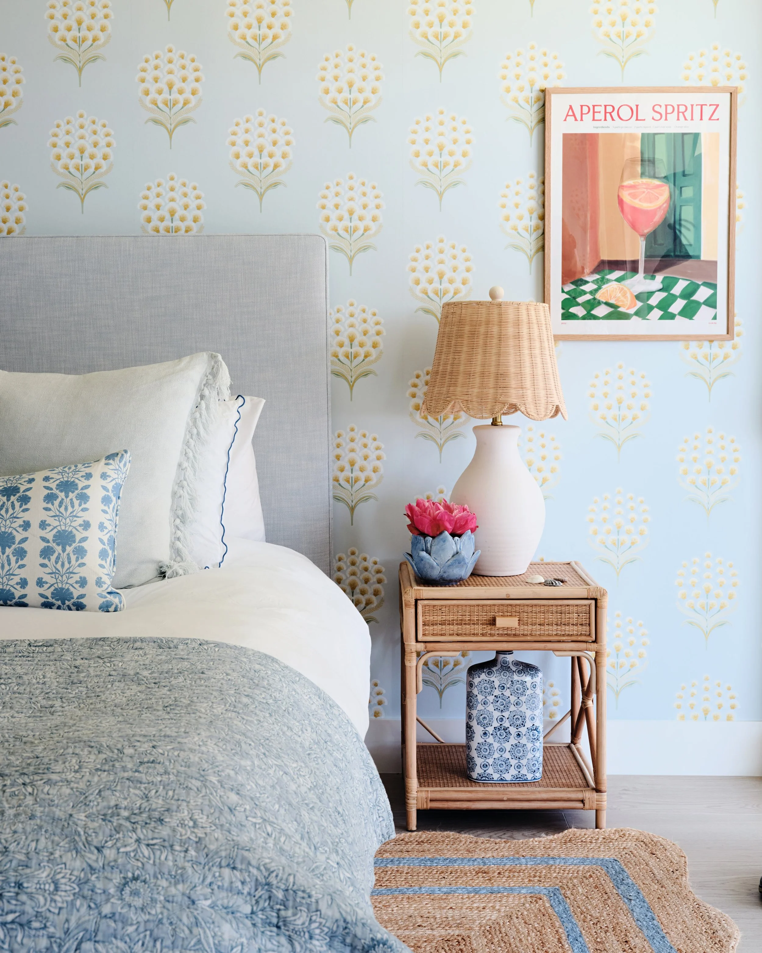 We love the fabulous, playful pattern of this @schumacher1889 wallpaper in our PB condo guest bedroom!
&bull;
Interior @whitandwell.interiors 
Photography @dancutronaphoto 
&bull;
#schumacher #wallpaper #palmbeachinteriordesign #palmbeachinteriors #c
