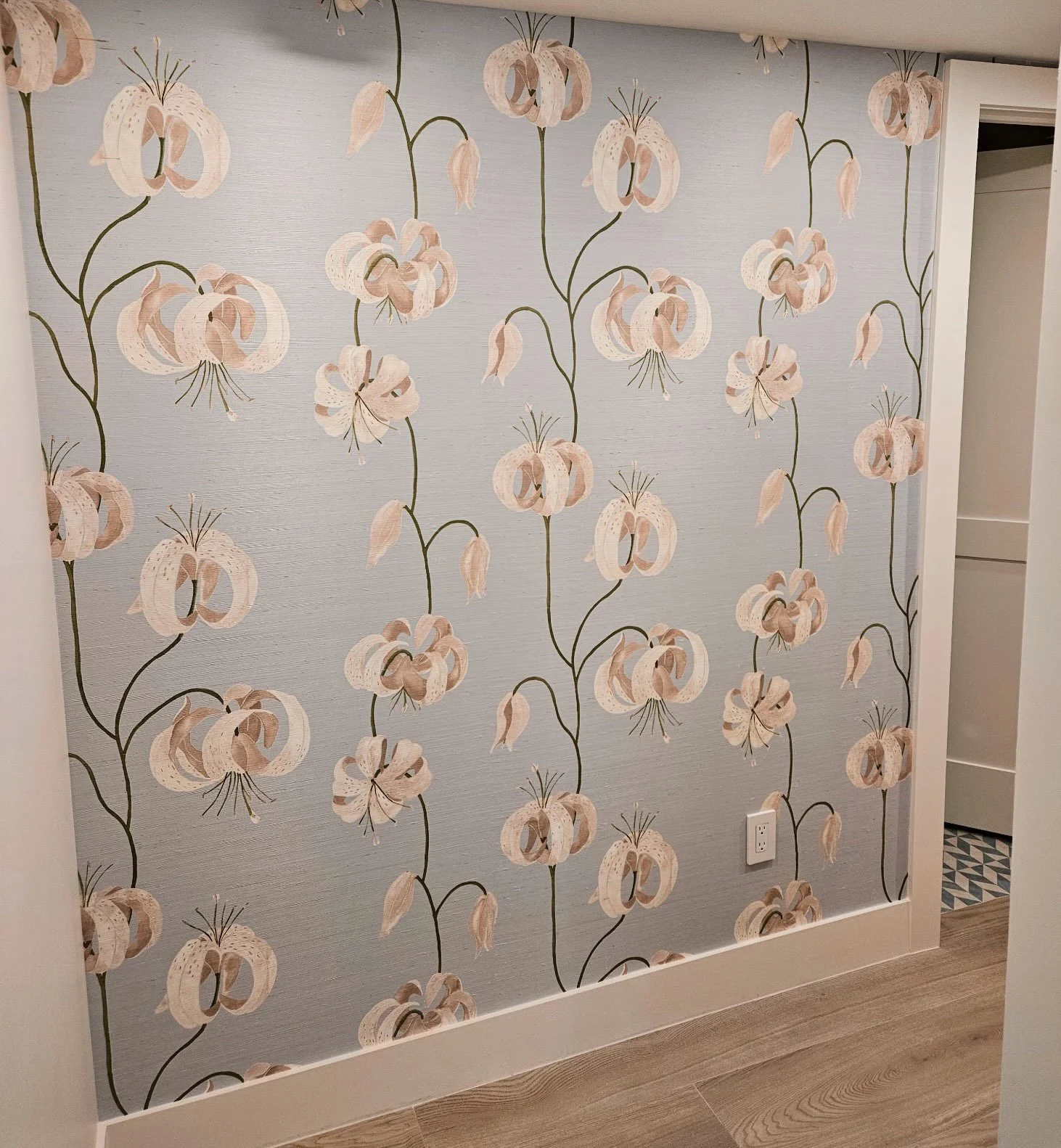 We are obsessing over this incredibly beautiful lily wallpaper by @lulu_dk in our Palm Beach condo project!
&bull;
#wallpaper ##palmbeachdesign #palmbeachdesigner #interiordesigninspiration
