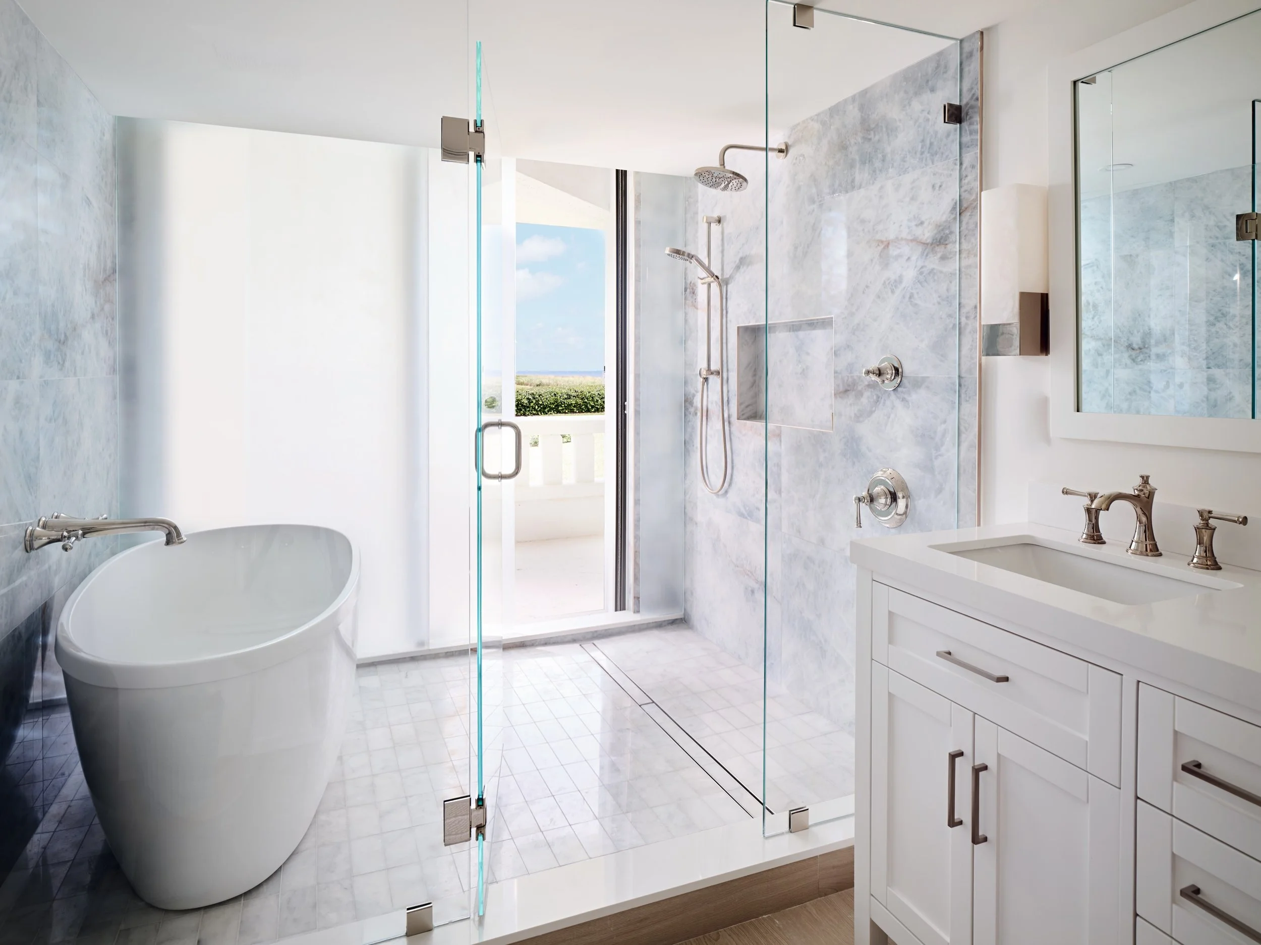 Gorgeous stone and tiles plus an ocean view and walk out complete this wet room in Palm Beach!
&bull;
Design by: @whitandwell.interiors 
Photography by: @dancutronaphoto 
&bull;
#bathroominspo #bathroomrenovation #bathroomdesign #ctinteriordesigner #