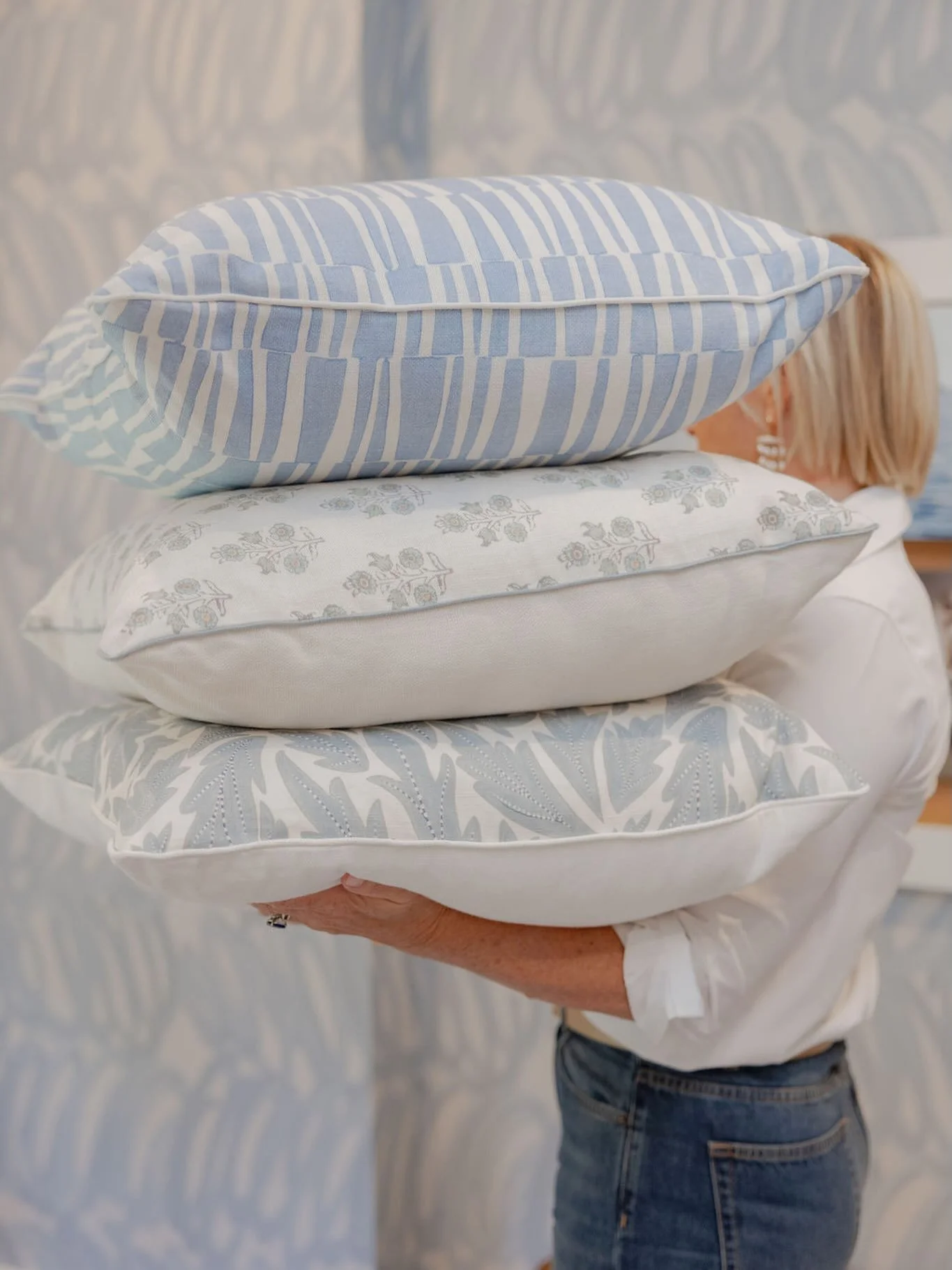 Focusing on all things accessories this week, custom pillows are our favorite!
&bull;
Photography by @abbycolephotography 
&bull;
#coastalhomedecor #coastaldesign #ctinteriordesigner #westportinteriordesigner #fairfieldcountyinteriordesign