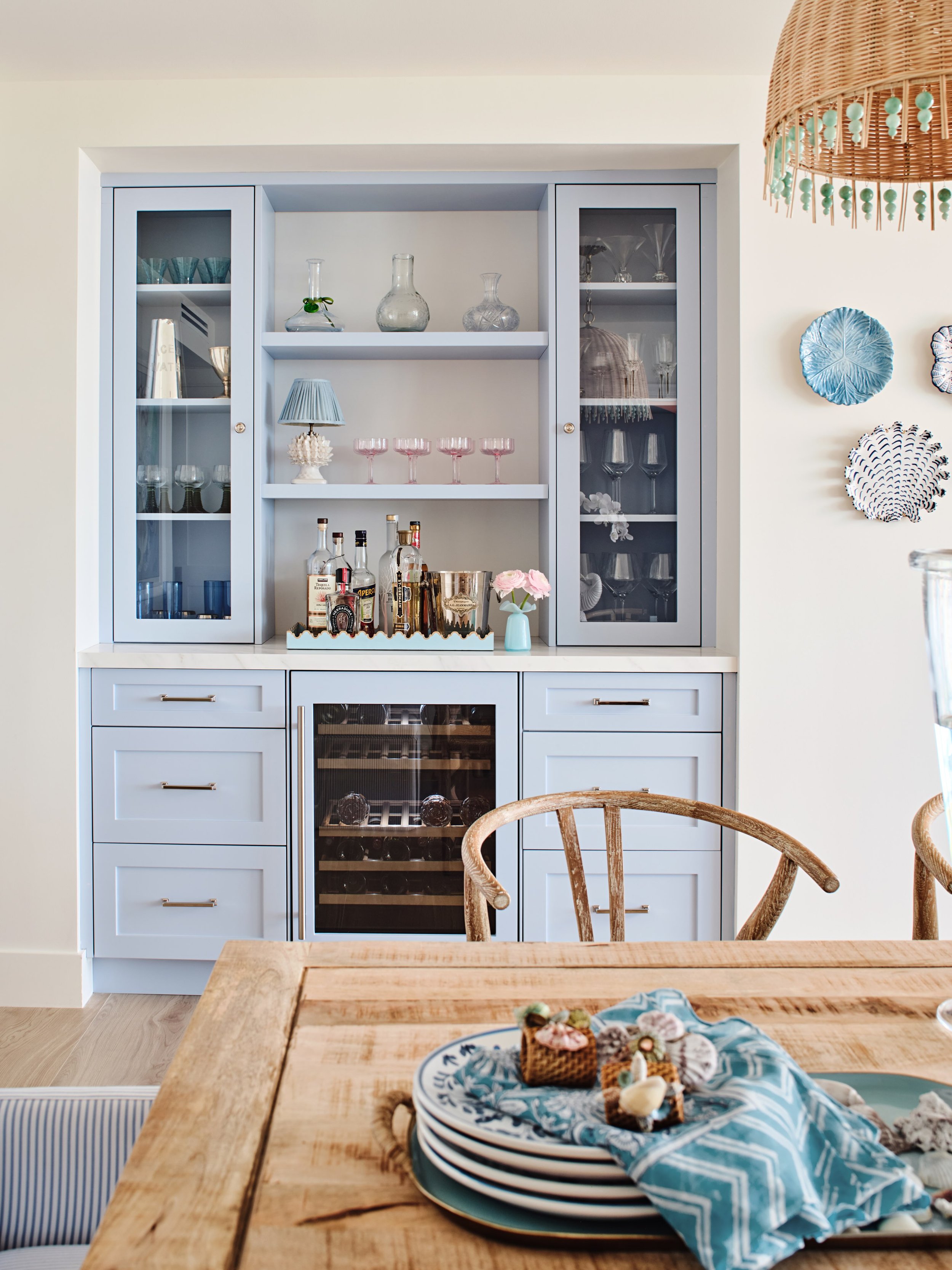 Happy Friday from our favorite blue bar in Palm Beach! 
&bull;
Interior by: @whitandwell.interiors 
Photography by: @dancutronaphoto 
&bull;
#palmbeachinteriordesign #palmbeachstyle #palmbeachinteriordesigner #barinspiration #barinspo