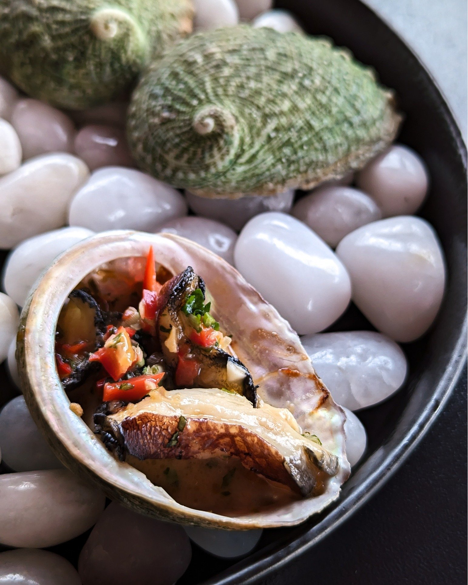 Check out our Abs!
.
📸: Tasmanian Three Friends Abalone
3 shells, 30g each with yuzu, sesame, ginger, chilli + coriander
.
On the specials menu now at Pearl + Co.
pearlandco.com.au
#pearlandcohobart #hobartfoodies #hobarteats #hobartrestaurant #hoba