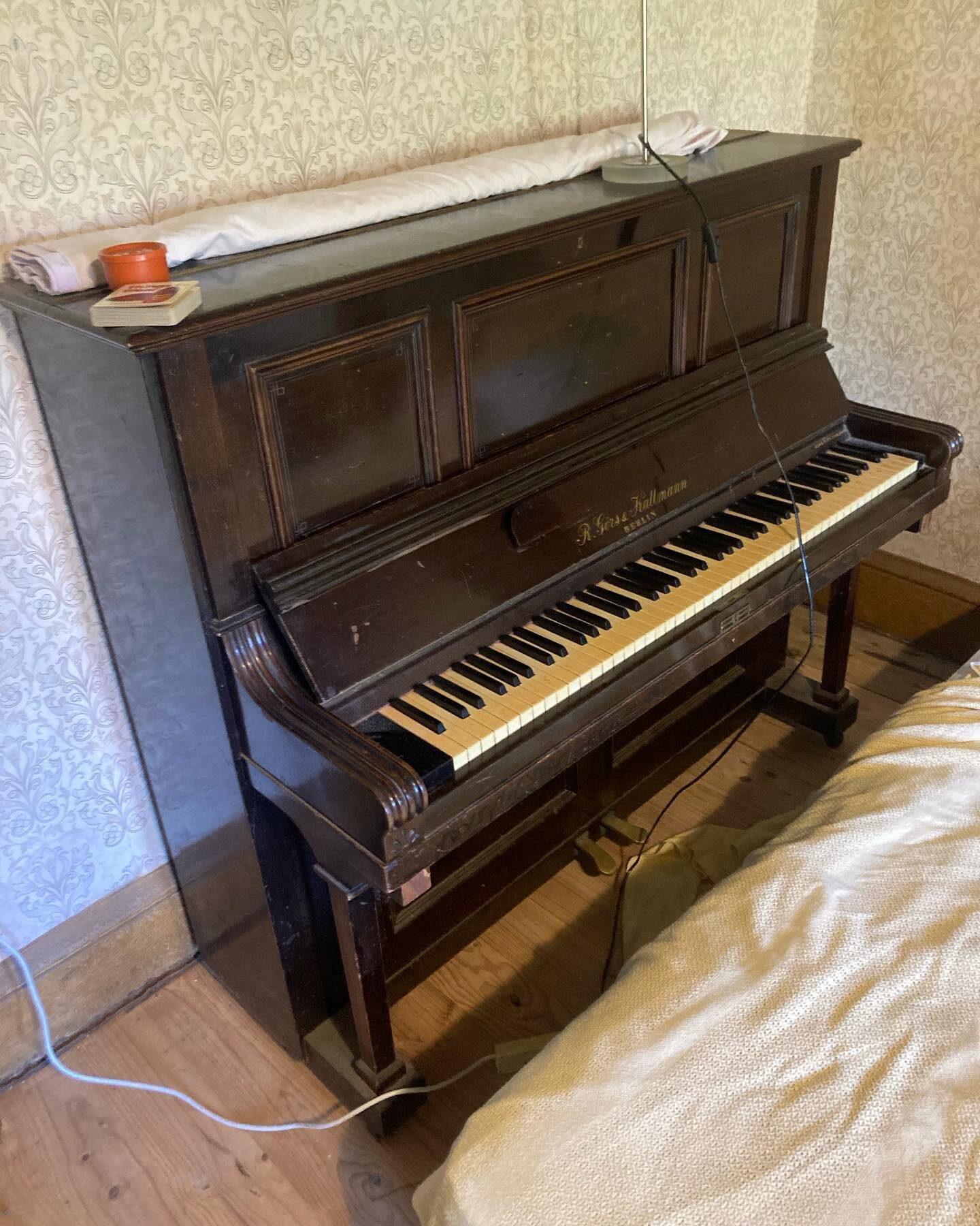 Tick tock tick tock it&rsquo;s piano oh clock here we go again WHO WANTS THIS MELODY MAKER? All the keys work and it sounds nice but it&rsquo;ll need a good tune. Same as always, first in best dressed FREE PIANO FREE DELIVERY. Gotta be in the Castlem