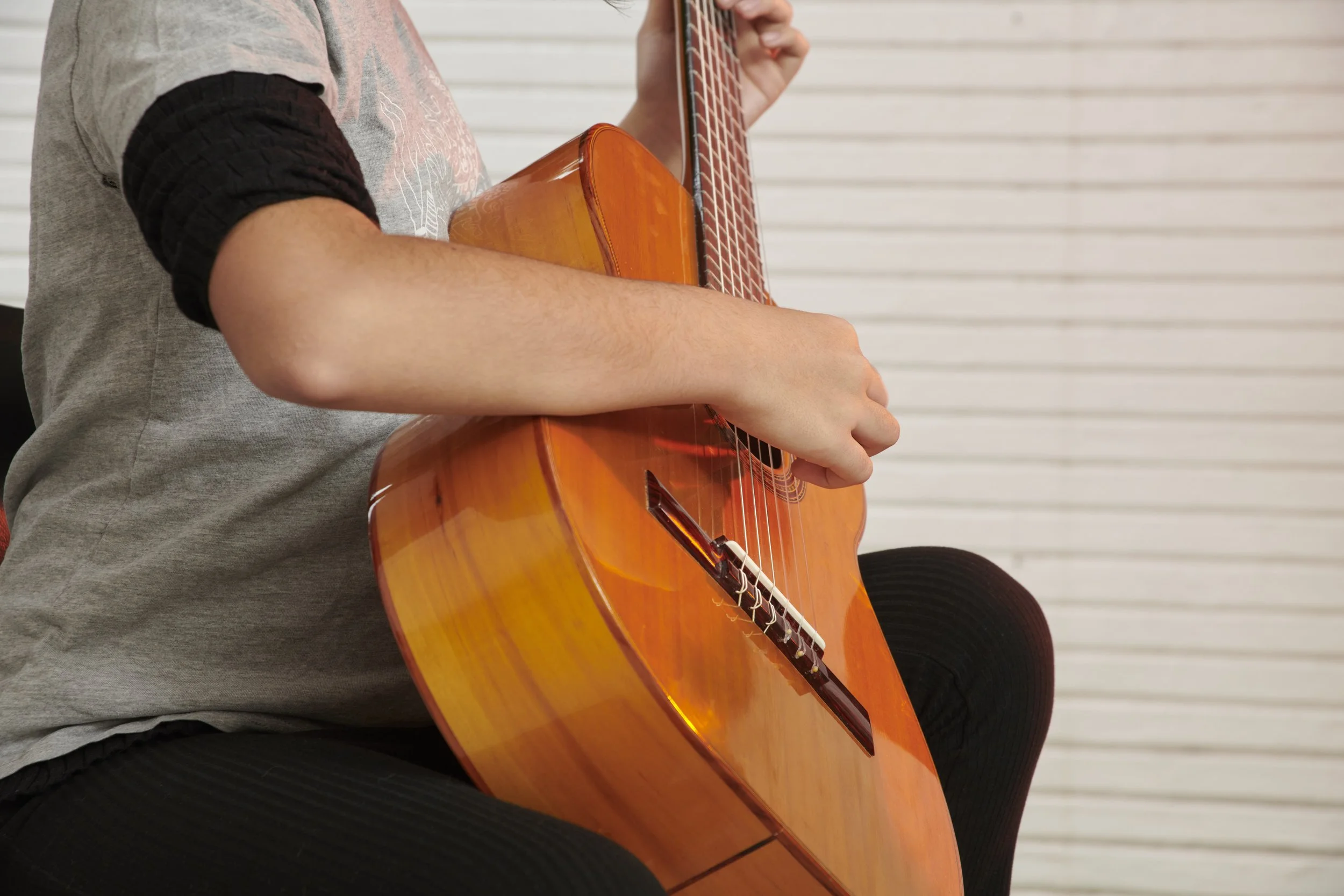 Cómo afinar una guitarra