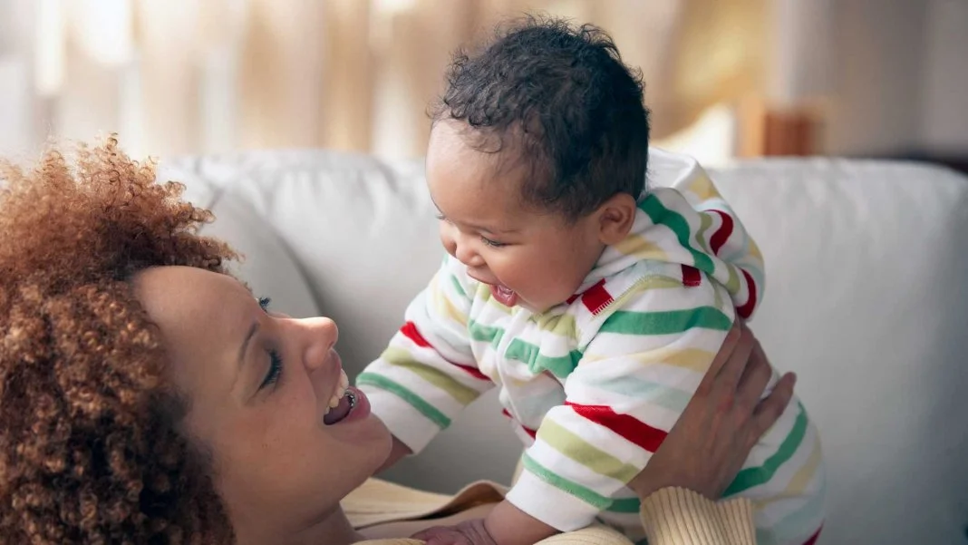 mãe brincando bebê.jpg
