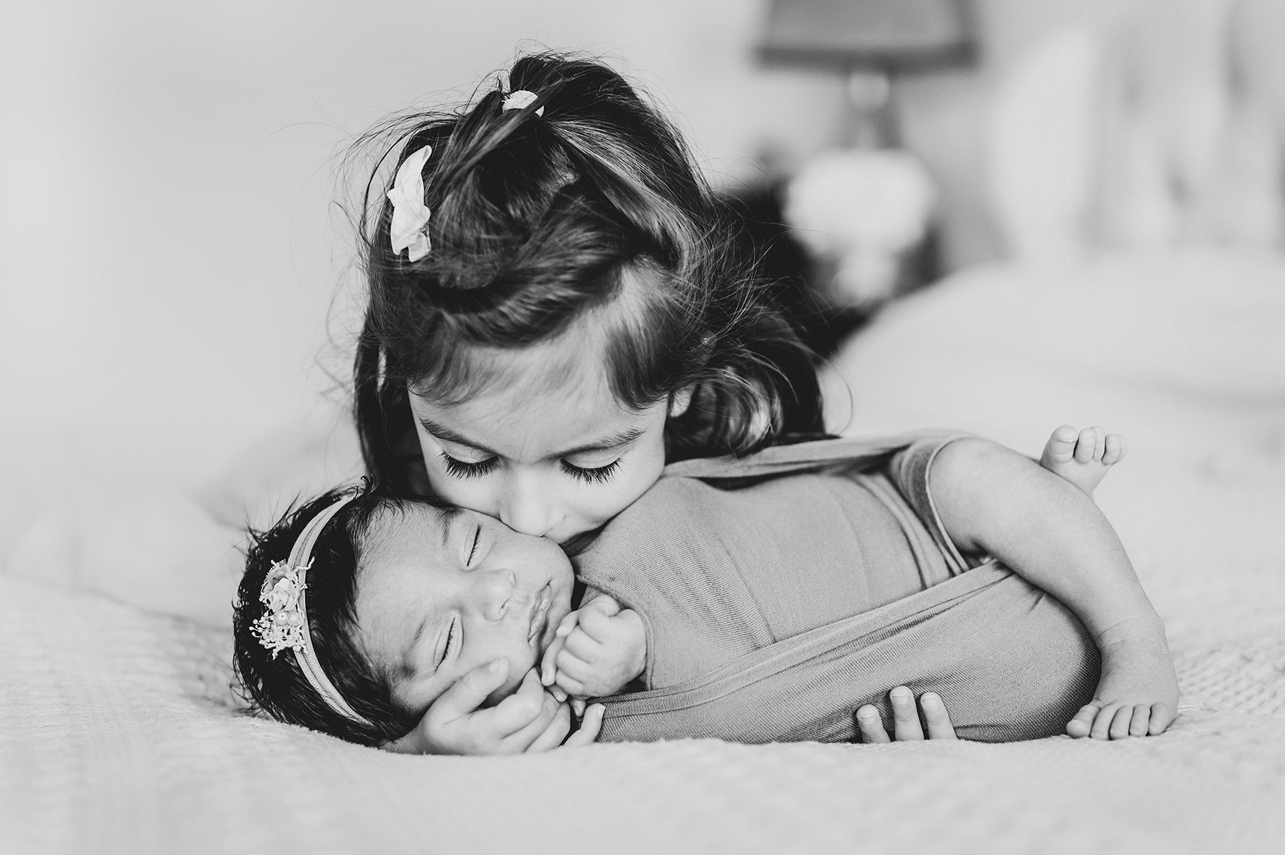  Lifestyle newborn photographer black and white 