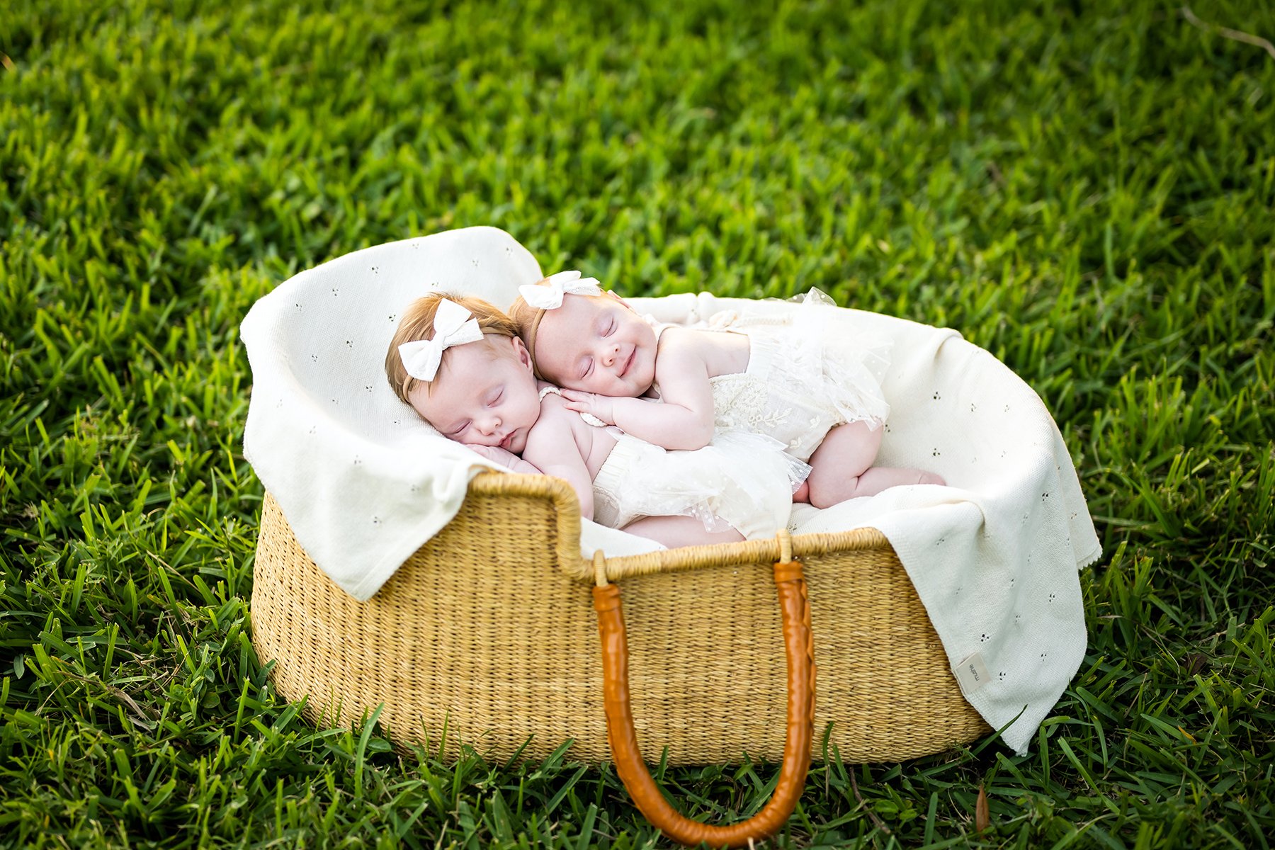  Outdoor newborn photography of twins 