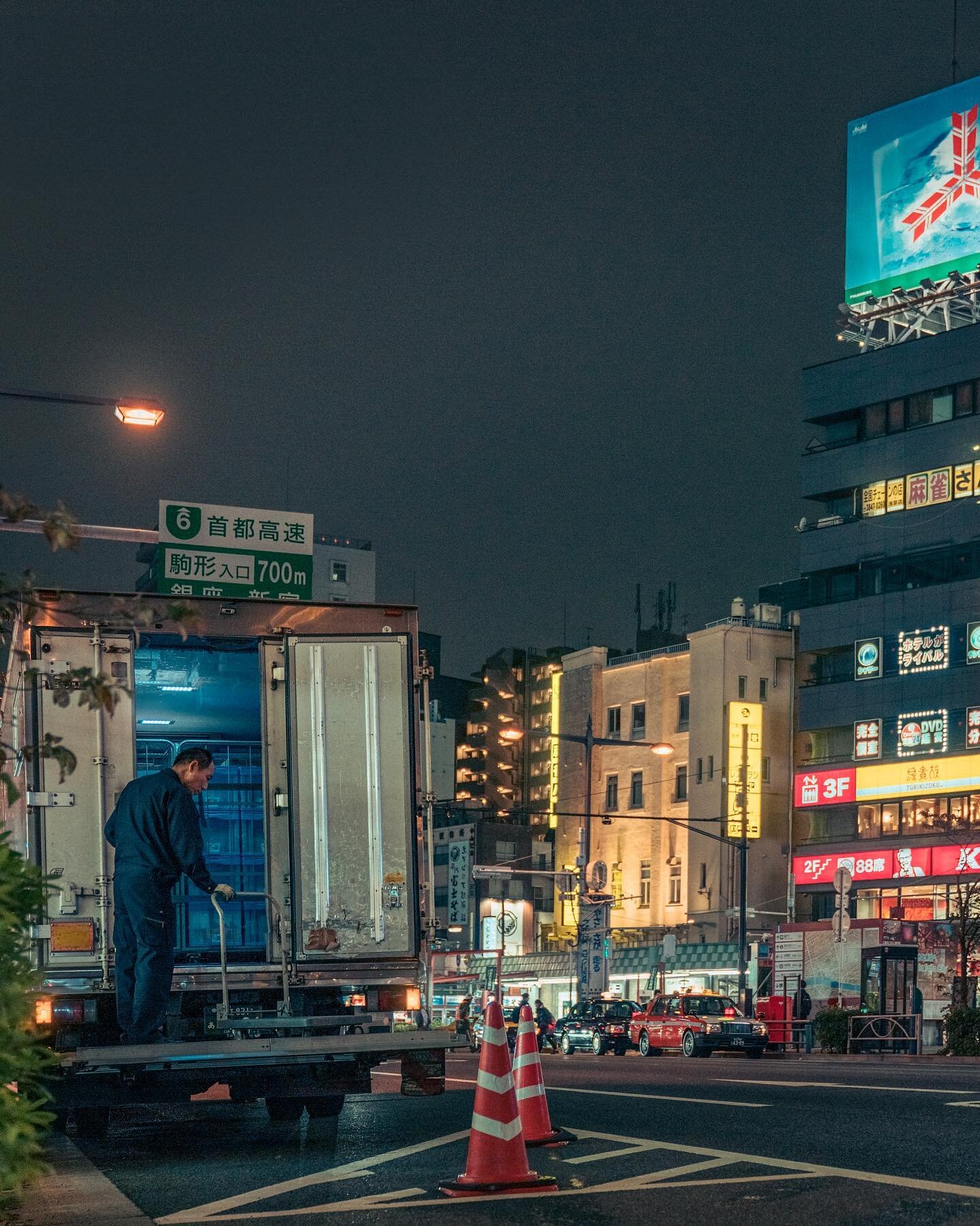 A favourite from my first night in Tokyo. We were on our way back from Senso-ji and chanced upon this man in his lorry.

Waited for a bit til he was coming down, which allowed me to fine tune my composition. 😁

Swipe ⬅️ further to see the 2.35:1 ver