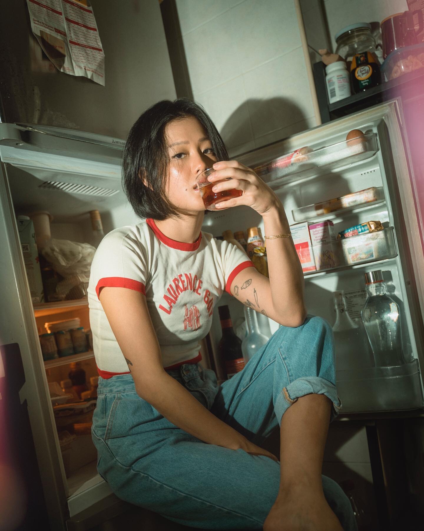 It&rsquo;s not always that you find your own fridge suitable for some portraits, no? 😅 But @zoeyevening made it work, so here we are.

Swipe left for Before photo with some notes. And then for a variation of this shot in some glorious 2.35:1. 😬

Al