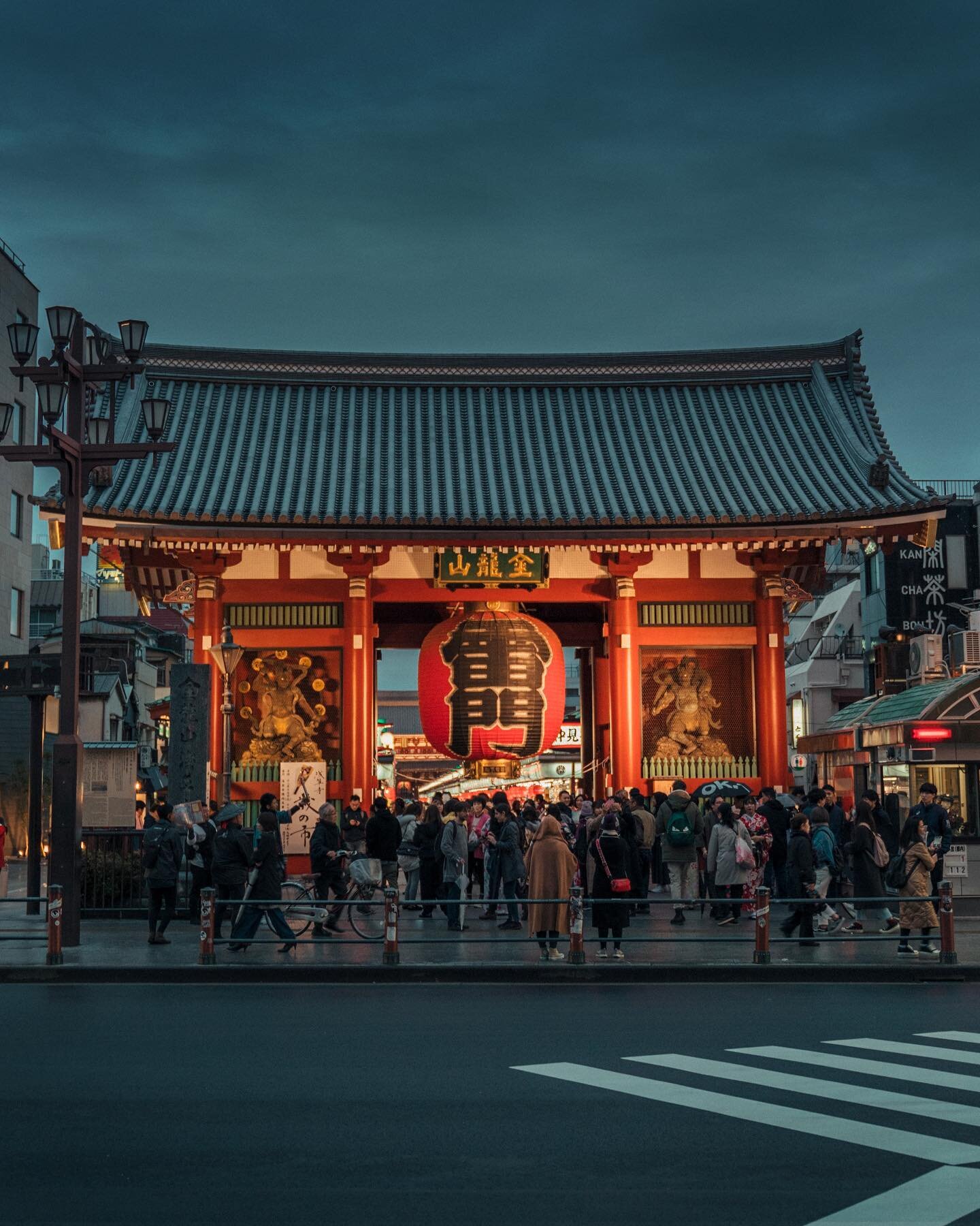 Tonight, I was just watching @rion_tv_japan &lsquo;s newest video, where he showed how Tokyo&rsquo;s looking like these days. First stop was in Asakusa as he walk into this very spot, the Kaminarimon Gate (雷門). The video hit extra hard and made me lo