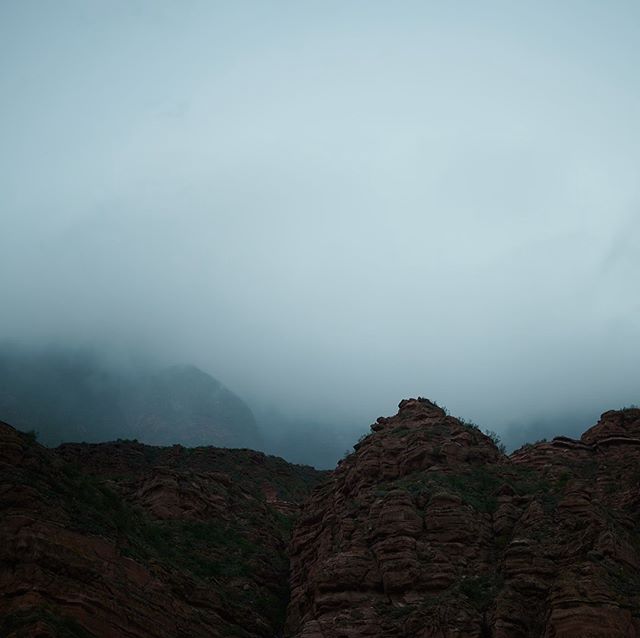 In the foothills of the Andes - Towards #cafayate. #grinlikeadog #wanderaimlessly #solborgfhs #fhsliv #argentina #americadelsurtur #andes