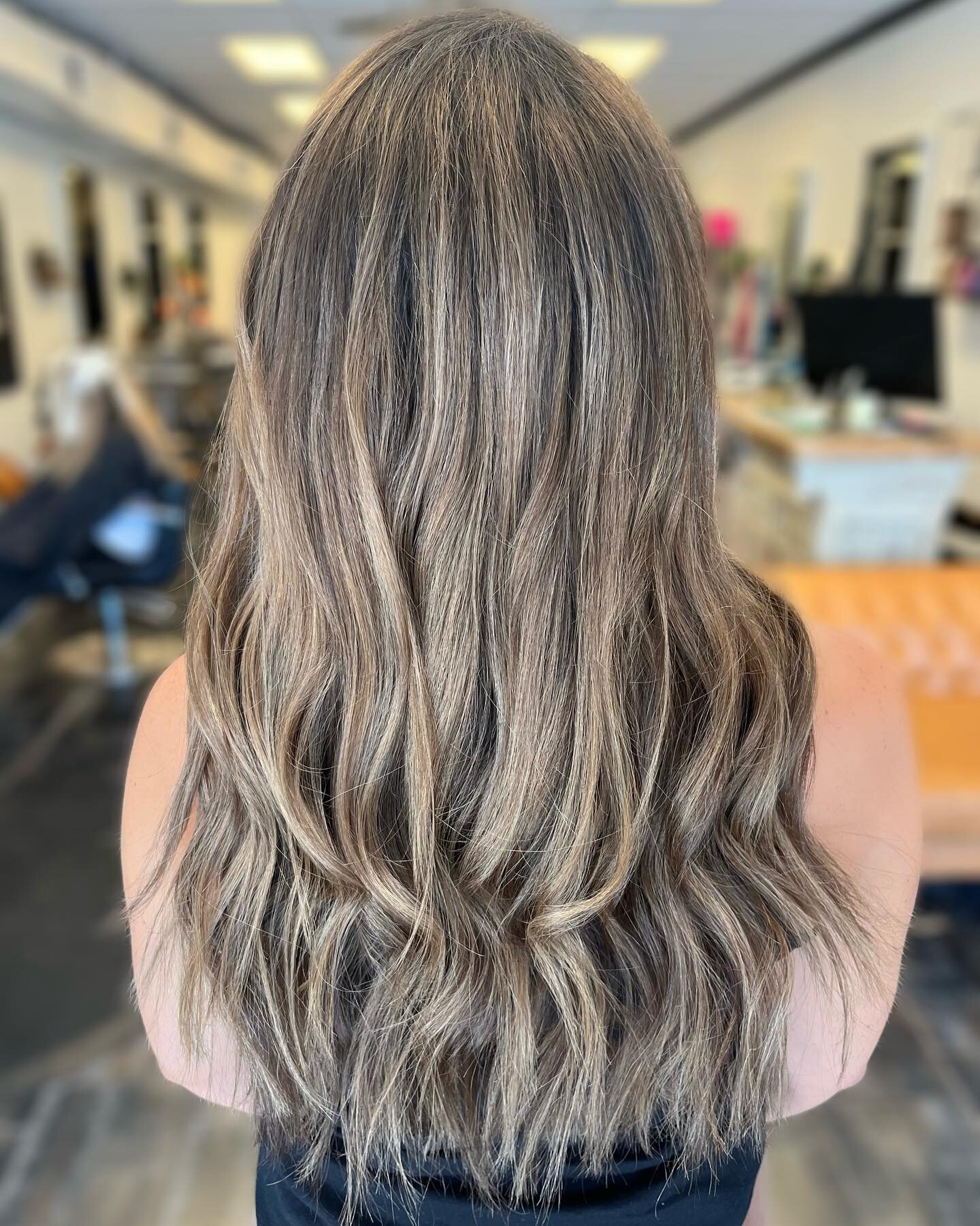 🔥It's still blazing outside, but fall is coming🍂

I Brought up my guest's balayage with #redkinflashlift and cooled her out with #shadeseq 

✨Hair by Courtney Riley✨