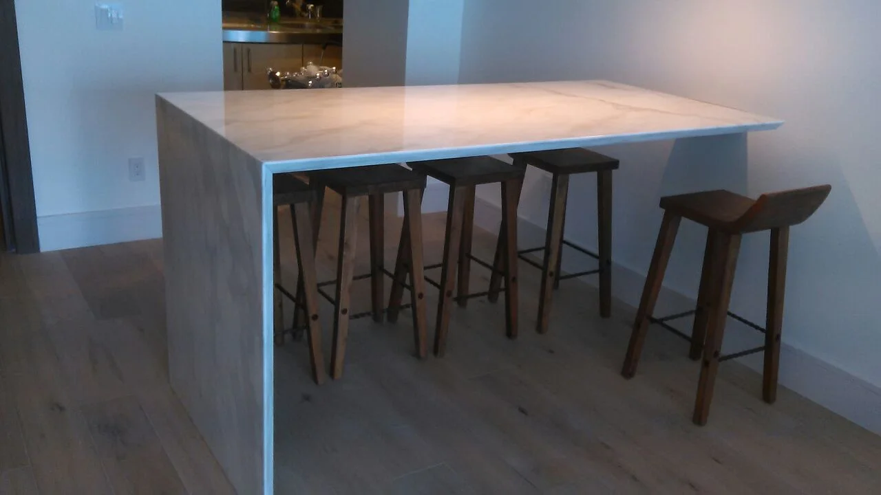 MESA CALACATTA CREMO EDGE 45º-1.jpg