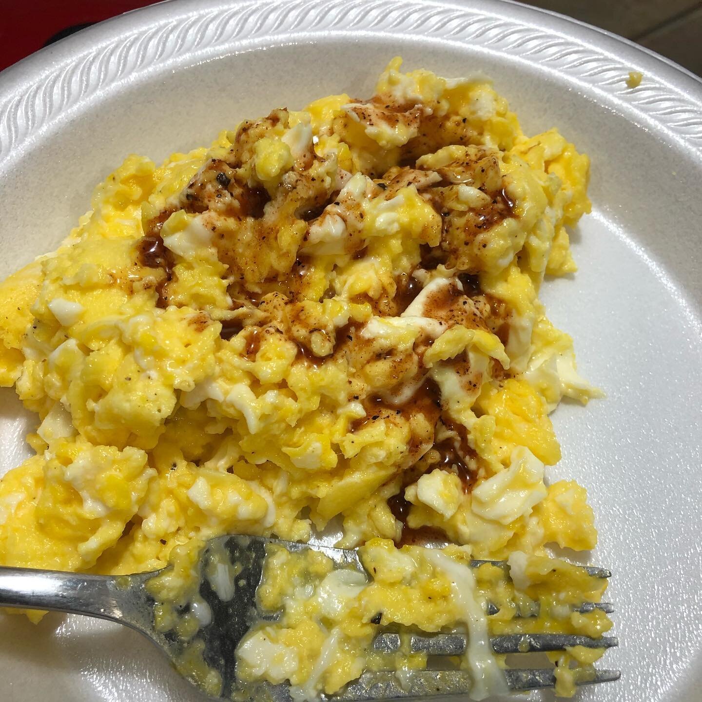 Smittys Small Batch on scrambled eggs is still one of my faves!! 🔥 #itsoktobedifferent #bbqsauce #smittyssmallbatch