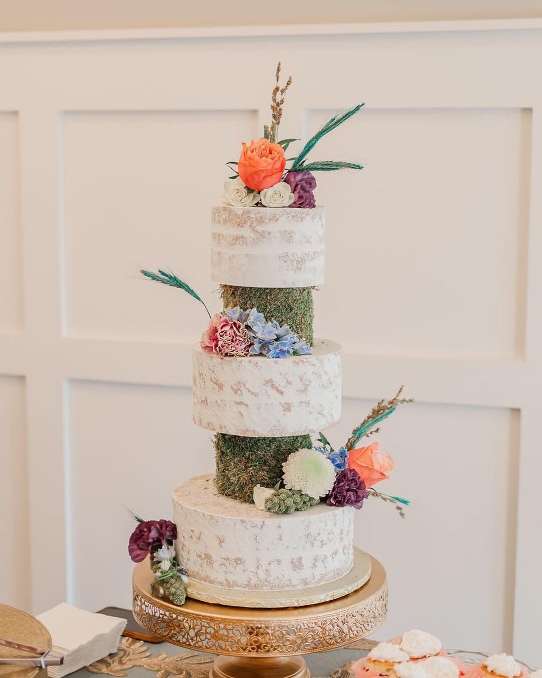 Bring all your dessert ideas to @bssweets 😋 We couldn&rsquo;t get enough of those delicious tiny lemon  poundcakes! A personal fave🍋
.
VENDORS:
These photos:  @iveyphoto.pie 
@sarahwoodsphoto 
@eleventsweddings 
@loga.weddings 
@agape_blooms 
@wild