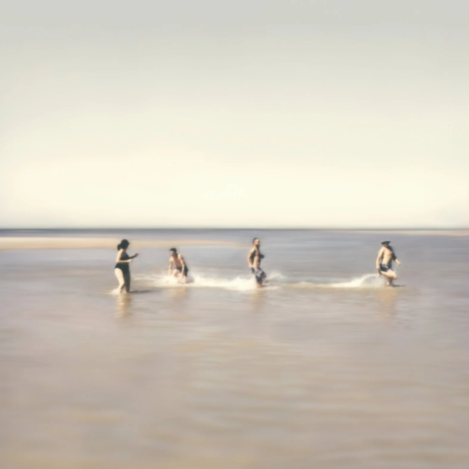 4 mensen spelen in het water FINAL 100x100.jpg
