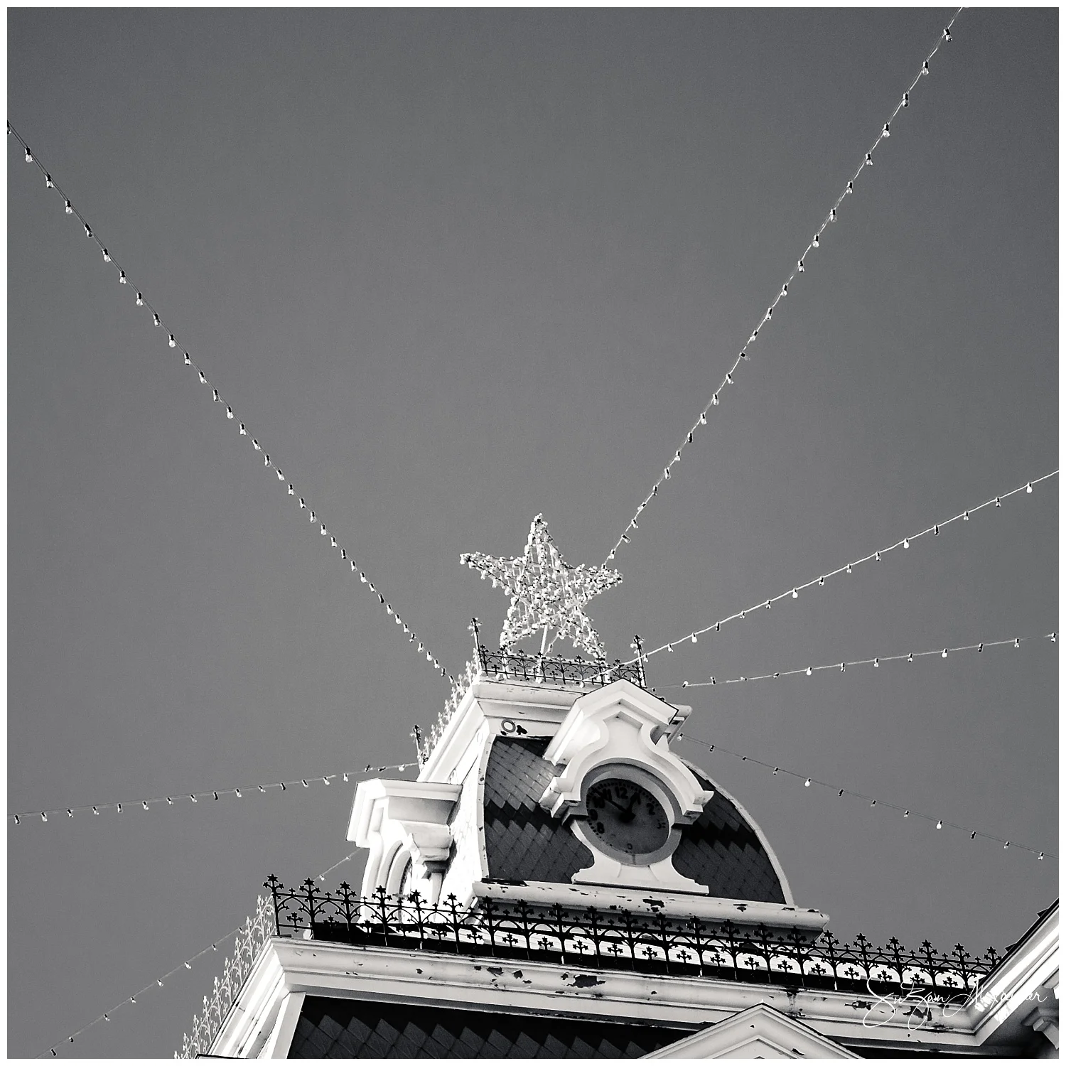 © 2017 SuZan Alexander. Courthouse Christmas Star . Digital Photography