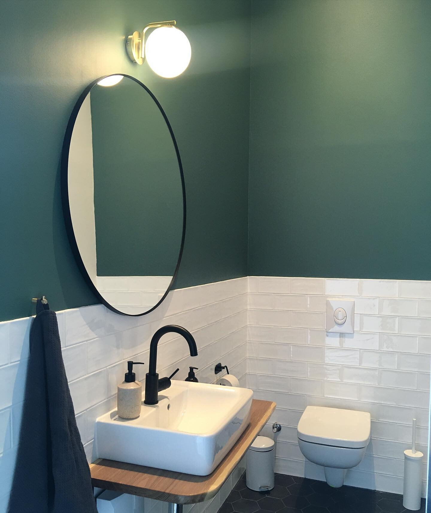 Which do you prefer, green or white? 🤔
#paintcolour #greenbathroom #berlinoffice #berlininteriordesign