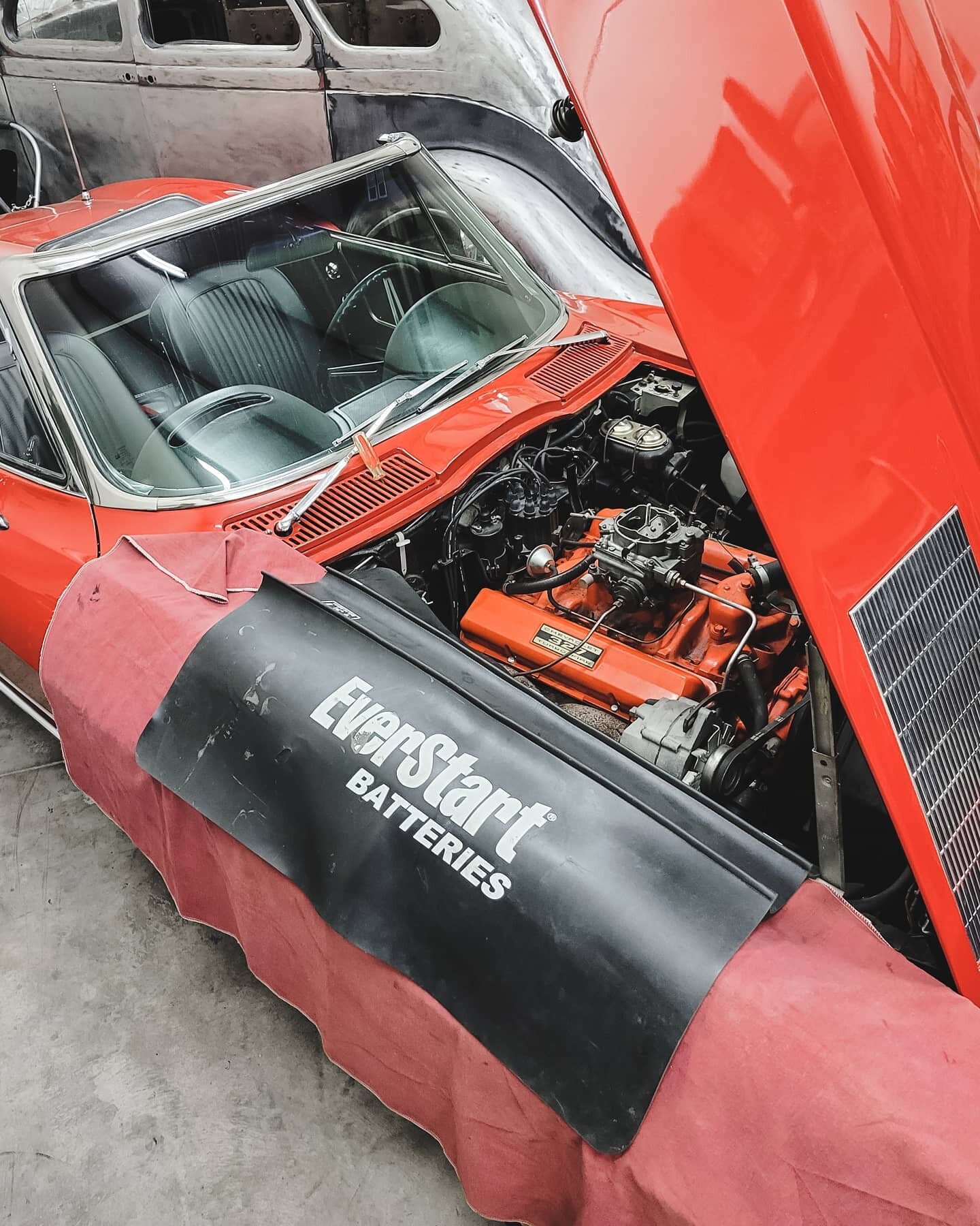 #motormonday with this numbers matching #63corvette featuring a 327ci V8 under the hood.
.
.
.
.
#classicvette #vetteporn #classiccorvette #enginebay #engineporn #horsepower #c2corvette #chevroletcorvette #hotrodshop #corvettestingray #littleredcorve