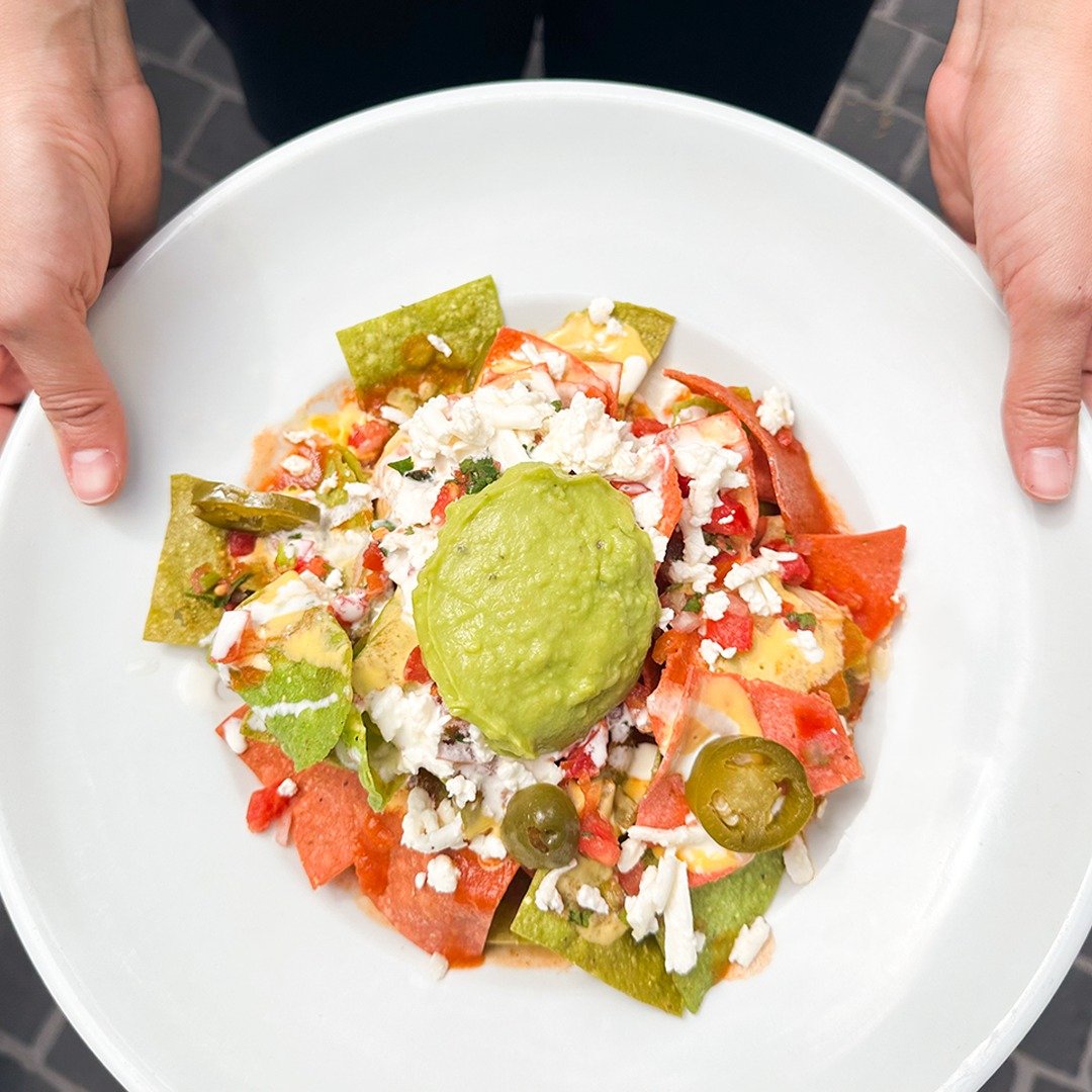 Los nachos de La Cantina son crujientes, deliciosos  y perfectos para picar antes del plato fuerte (o como plato principal, no juzgamos 😎).

#LaCantina #nachos  #MajadasONCE #Masdeloqueimaginas #gastronom&iacute;a