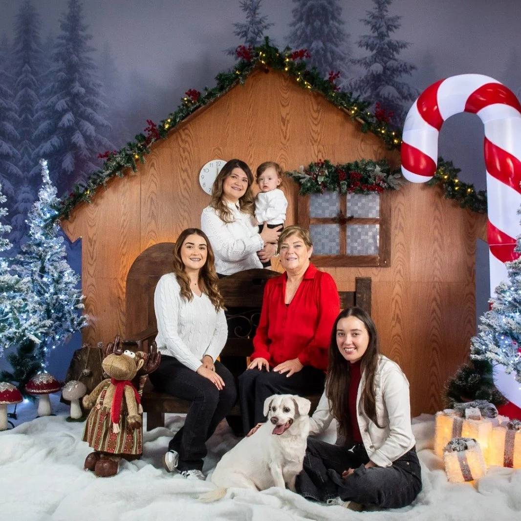 &iexcl;La navidad est&aacute; cada vez m&aacute;s cerca! Aprovecha de los &uacute;ltimos d&iacute;as para agendar tu sesi&oacute;n de fotos navide&ntilde;a.

📍Majadas OCHO, local 10
Cristian Ramos
Haz tu cita: +502 5189 3527
@cristianramosin 

#Plan