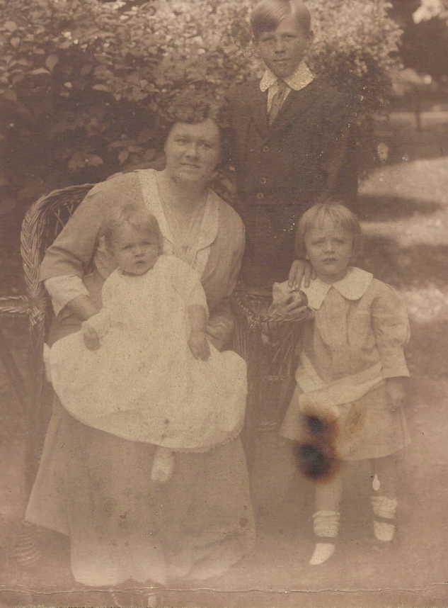 Anna Rust Harkness and her children:  Norris standing, Evelyn and Lawrence on her lap.