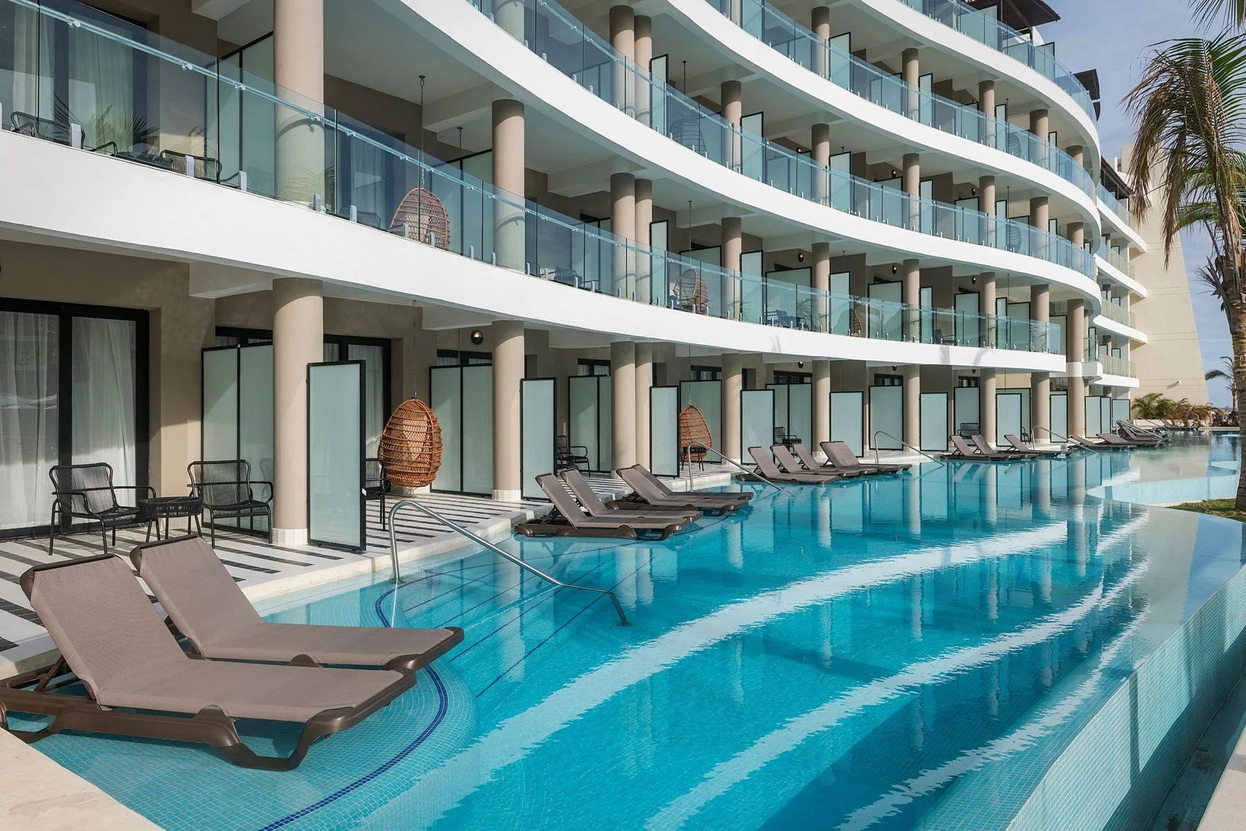 MBJ-Ocean-Coral-Spring-Room-Junior-Suite-Swim-Up-Render-001.jpg