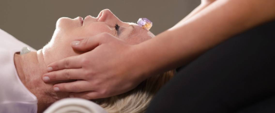 Reiki-healing-class-crystals-1187x480-1136x467.jpg