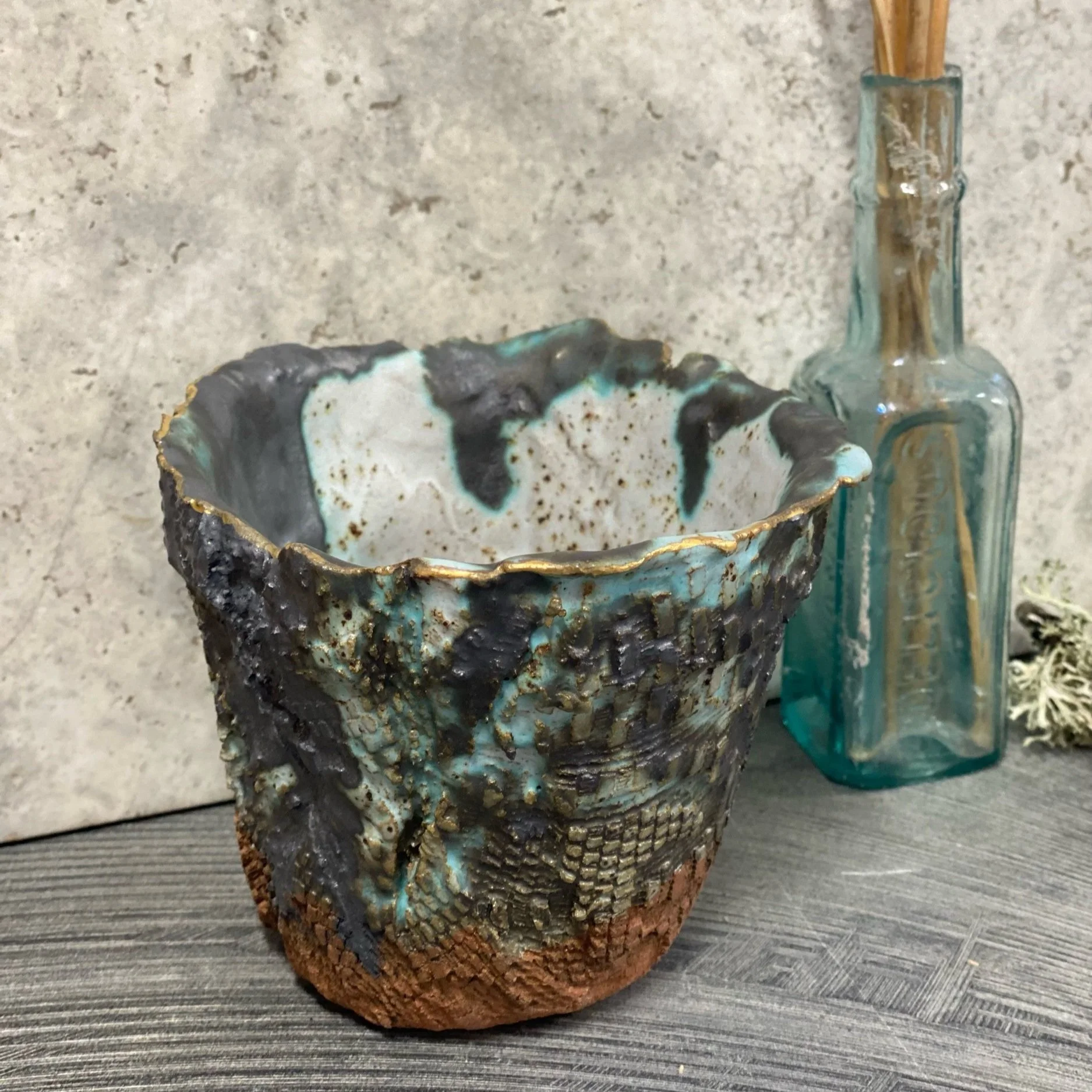 Large lace terracotta pot