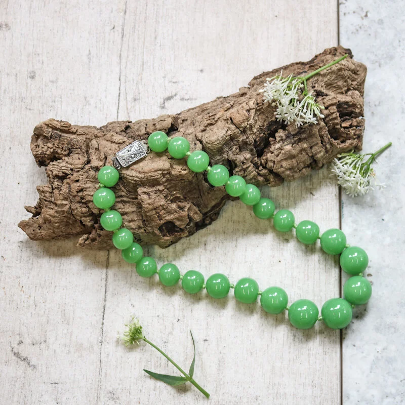 Vintage Art Deco Czech Green Peking Glass Beaded Necklace