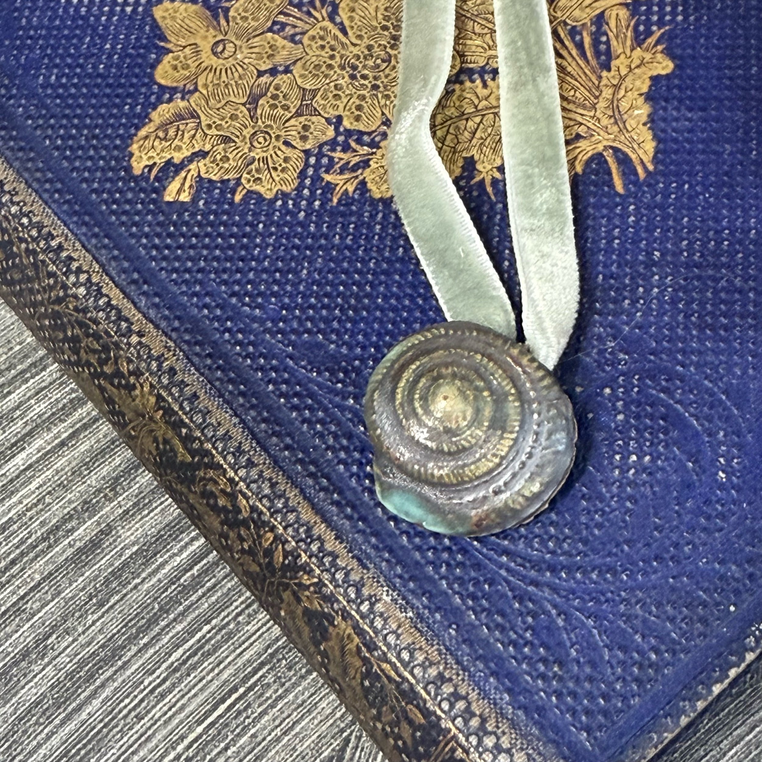 Ceramic shell Velvet Necklace