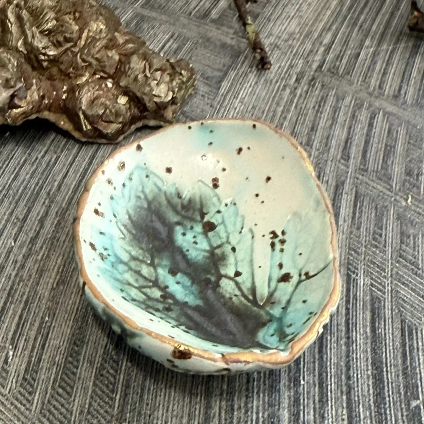 small round leaf ceramic Pebble Bowl