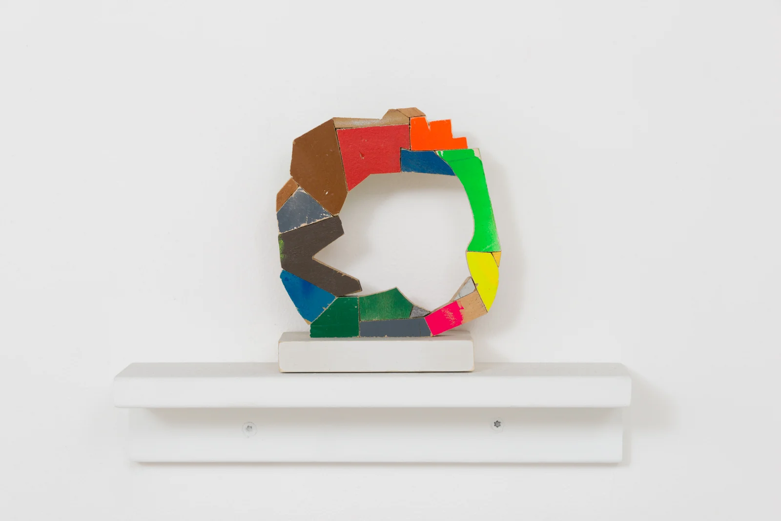 Damien Hoar de Galvan ring , 2016 wood, paint 6 x 5 x 3 in.