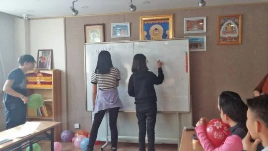 Students playing games together and practicing their English, Ulaanbaatar, Mongolia, January 2018. Photo by Altangerel Tumurtogoo.