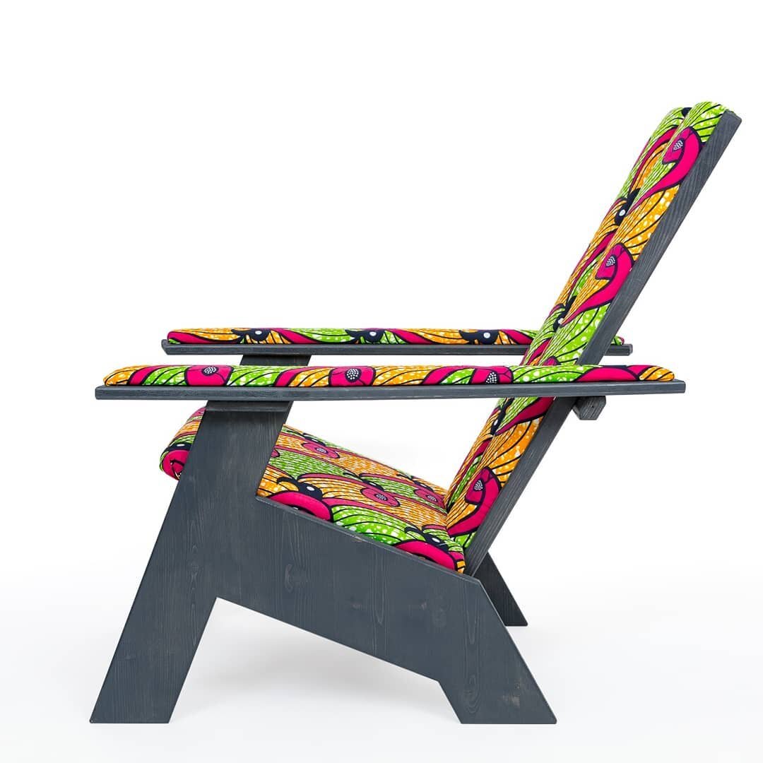 Der Newport Chair von Werkst&uuml;cke &ndash; Special Edition mit Stoff aus Uganda 🇺🇬 ❄️🎁
Besuche uns heute und morgen ab 14 Uhr am 🎄Artists at Home: Weihnachtsmarkt # 4 &ndash; mit Kunst, Musik und Atmosph&auml;re!

#holzdesign #werkstueckeat
#n