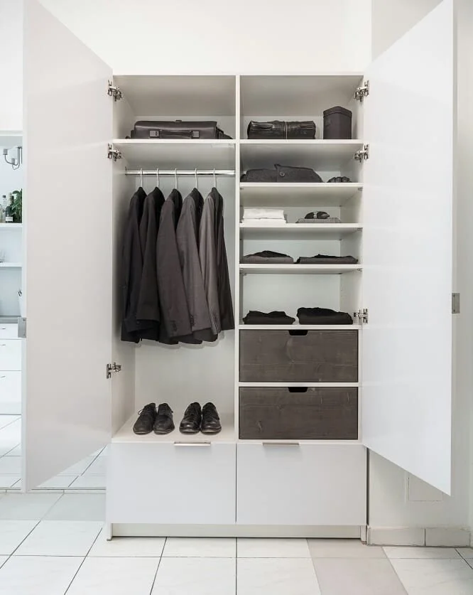 Ordnen. Kollektion wei&szlig;-anthrazit.

#minimalisticdesign #anthrazitm&ouml;bel #ma&szlig;anfertigung #werkstueckeat