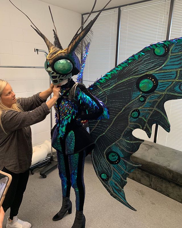 Soooooooo ummmmmmm I have something to tell you guys! 🦋🦋🦋🦋🦋🦋🦋🦋🦋🦋 Sorry to allllllllllll the people I lied to! 🤣🤣🤣 I had a BLAST on the @maskedsingerfox!! Listen @marinatoybina put her whole foot in these costumes!! Marina, you and everyo