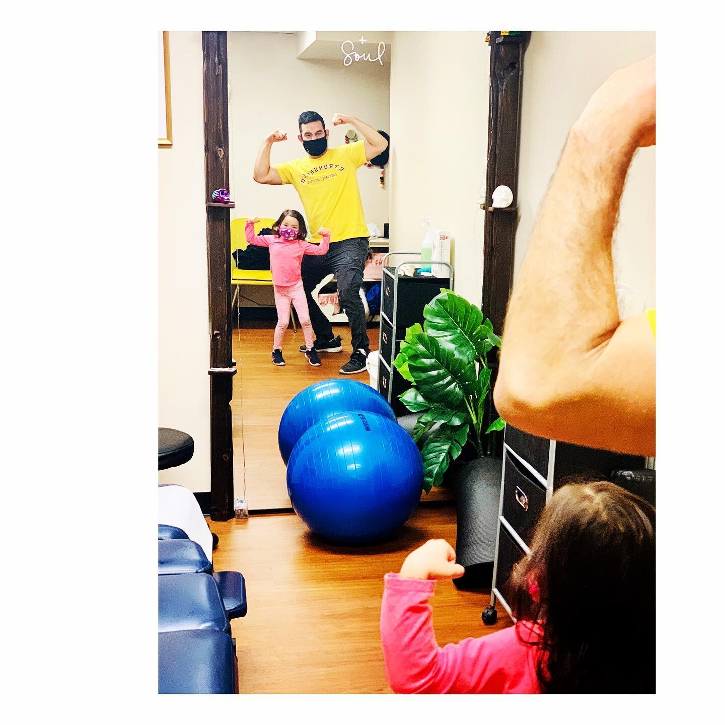 Caught father and daughter Flexin&rsquo; post-adjustments... feeling pumped up!! ✨ I am always so grateful to be able to a part of the vibrance patients FEEL in their bodies.