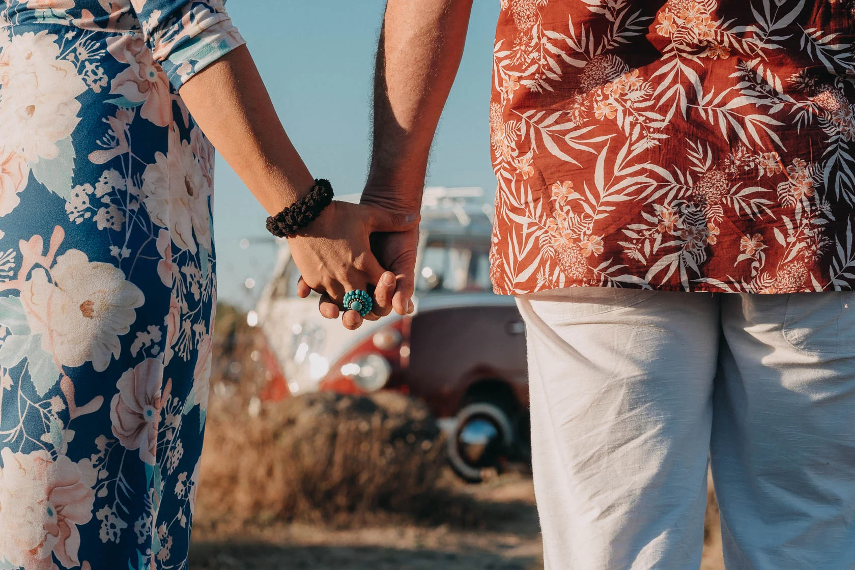 Une seance engagement à la plage en combi vw