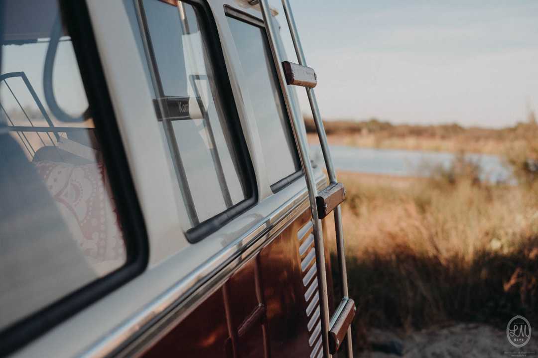 seance-engagement-a-la-plage-en-combi-vw 4.jpg