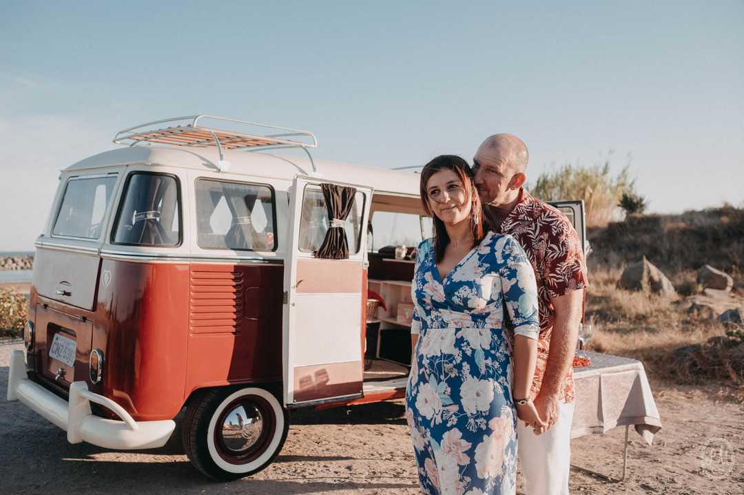 seance-engagement-a-la-plage-en-combi-vw 12.jpg