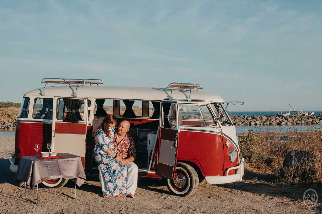 seance-engagement-a-la-plage-en-combi-vw 16.jpg