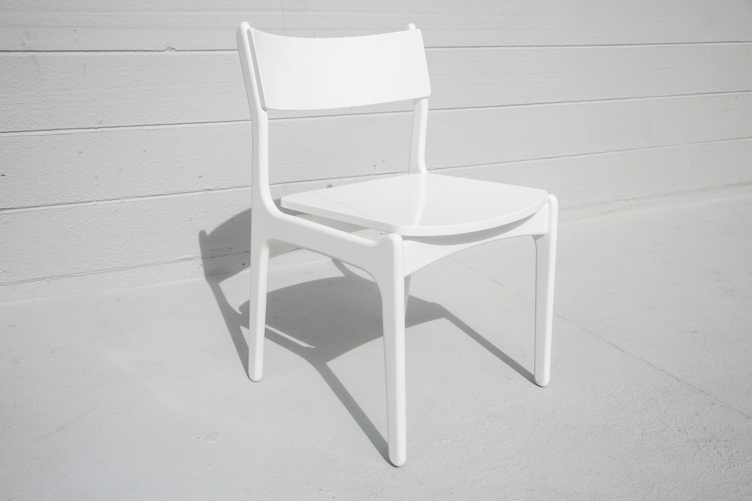 White high gloss chair