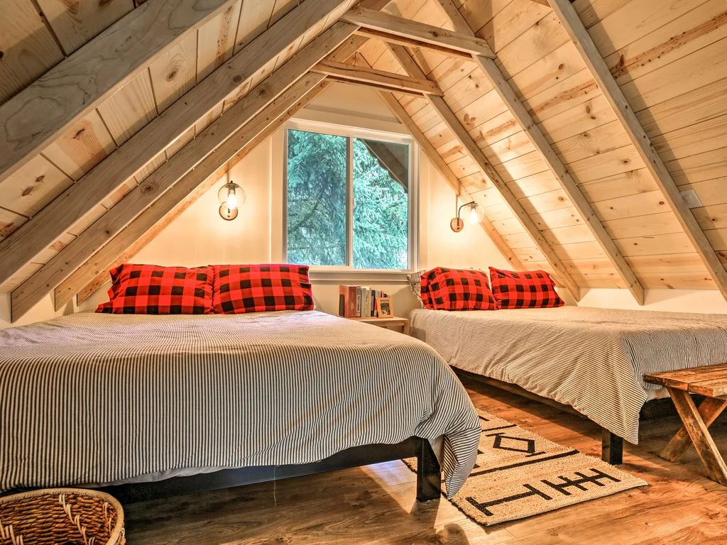 Sleeping loft (2 queen beds) 