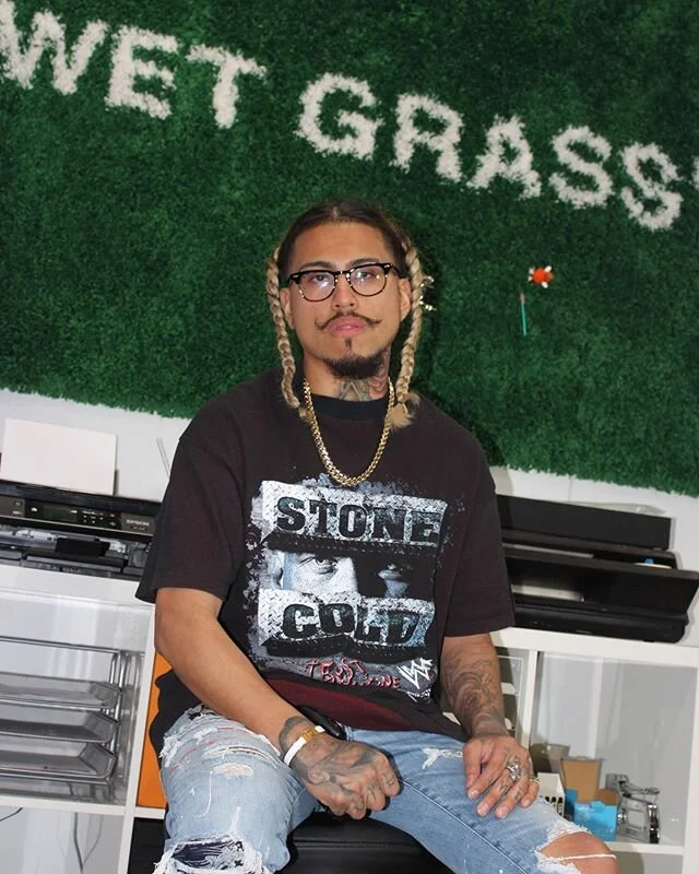 I know if I go broke today the same hoes gon' bail on me
I got them throwing salt they steady trying to fuck up my recipe
Amiri jeans a hundred a pair, ain't nothing about a nigga cheap
Selling weed in the projects, relapsed on the Hi-Tech
Told the g